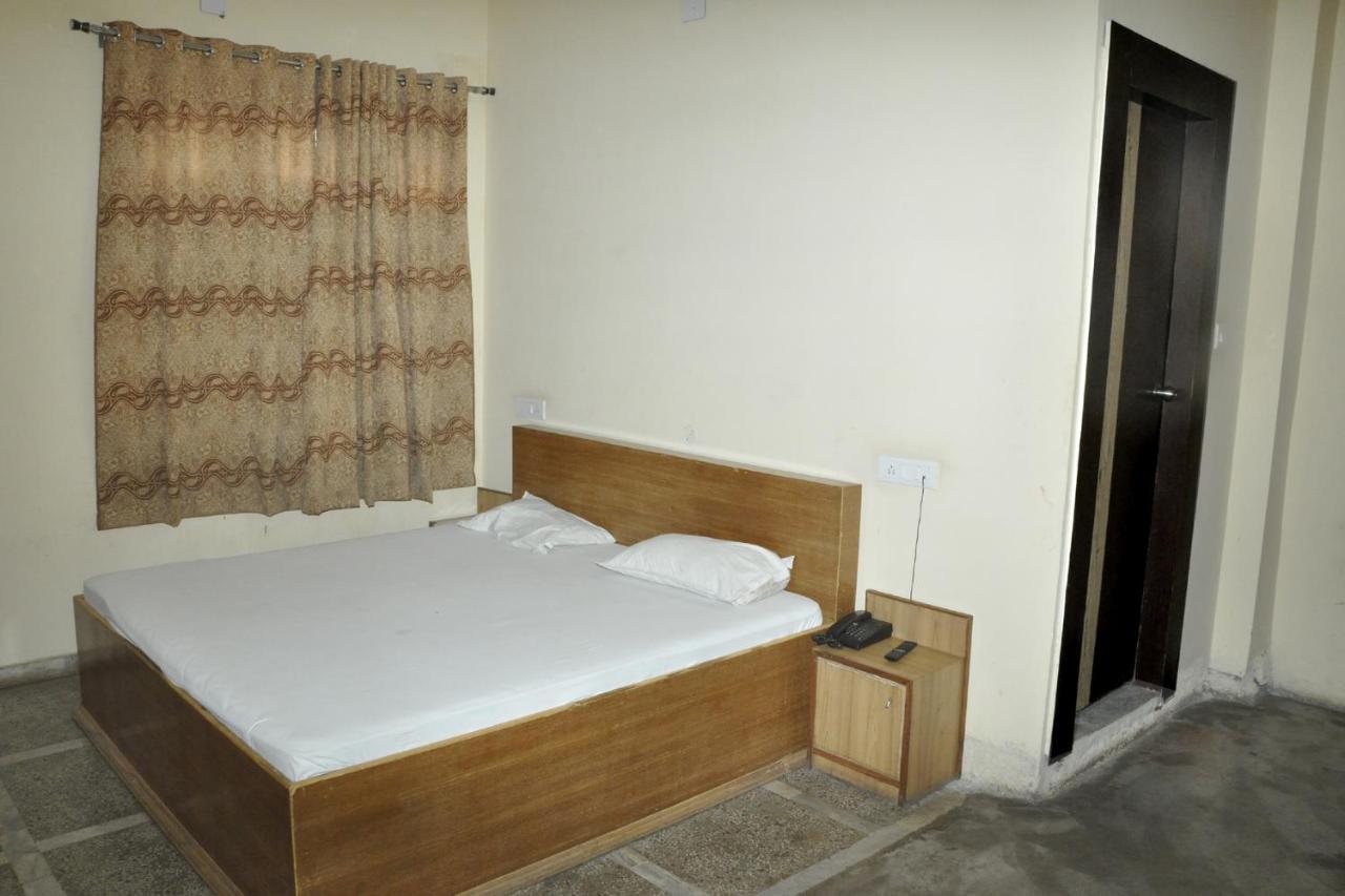 Hotel Lalit Palace Babina Eksteriør billede